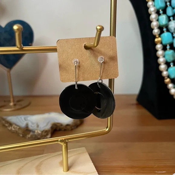 Abalone shell and mother-of-pearl drop earrings with carved flower - Picture 4 of 7